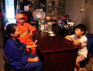 ������һ�乫������������ڶ�����ܷ�ĸ���          �����Ե�����         ÿ������һ��������࣬������˳��˵���Ѿ�������·�ˡ�30���ӵĹ�������30���ӵĲ��У�������Ž�ƣ���������������С�û�뵽����ӳ���������ǡ����������䡱�������֣��ڲ����ԵĹ��������Ǽ��������ĸ�ĸ���������Щ�����Ƥ���������ȵ������ﻹ������ɨ�ĳ����·���ǽ����������ˮ���ˢ��ǽ�ڣ��Ա߶ѷ��ż����յ�����Ͱ�������м���С����͸��Щ�������������Ǹ�����˳���Ĳ˷���ȴֻ��һ�̼��������ǵ�������ĩ�Ͷ������Ա߰���һ�뷹��    �������ǵĵ�������������Щ������˼��˵��˵���������Щ�ھΣ���Ϊ��������򹤣�Ҳûʱ��ܺ��ӣ��ͺ���֮���ȱ����ͨ������Ƣ���־����Ը��ֱȽϼ��꣬���������������͸������ҵĻ��ˣ���ʵ��֪���������ԣ���Ҳû�취��������ϸ��     