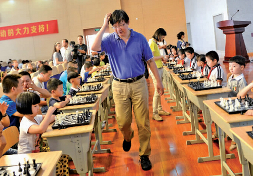 嘉兴:禾城小棋迷对战国际象棋大师