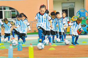 幼儿园创编足球操