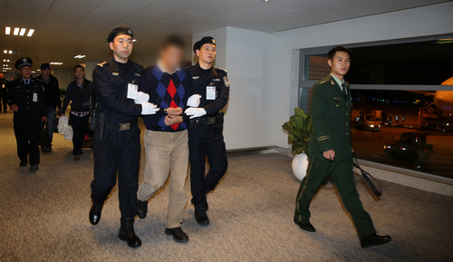 12月13日晚,犯罪嫌疑人宋某由民警押解回国。