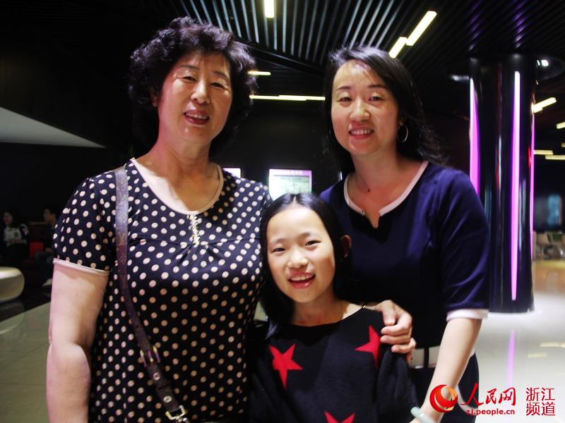 70后陈昱:有时间要多陪妈妈!
“平常工作比较忙,还要照顾孩子,陪妈妈的时间确实不多。”38岁的陈昱告诉记者。
陈昱的母亲今年66岁,每年母亲节她都会带母亲下馆子吃饭,今年她想给母亲一个不一样的节日,就决定选择带着母亲和孩子来电影院看一场电影。9岁的周玲雅也知道今天是妈妈的节日,她说:“昨天给妈妈写了一张贺卡,希望妈妈越来越美丽,身体健康。”
一家三代人开心的笑了。