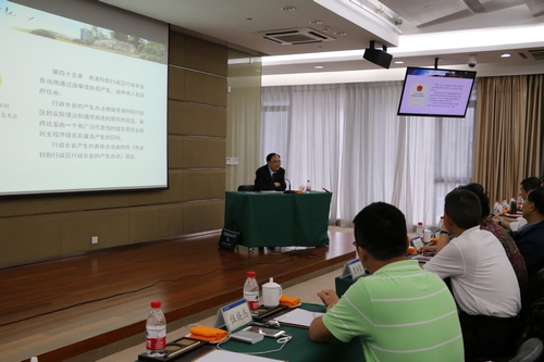 张浚生教授作报告。
