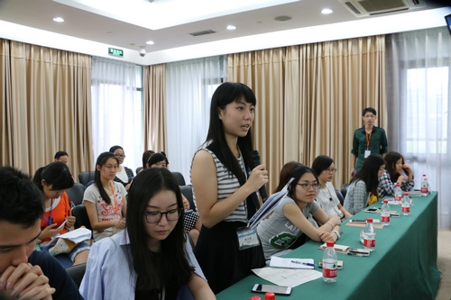 香港大学生提问。