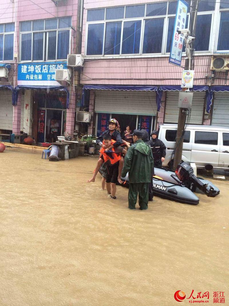 台风灿鸿来袭 绍兴上虞消防兵紧急转移9人