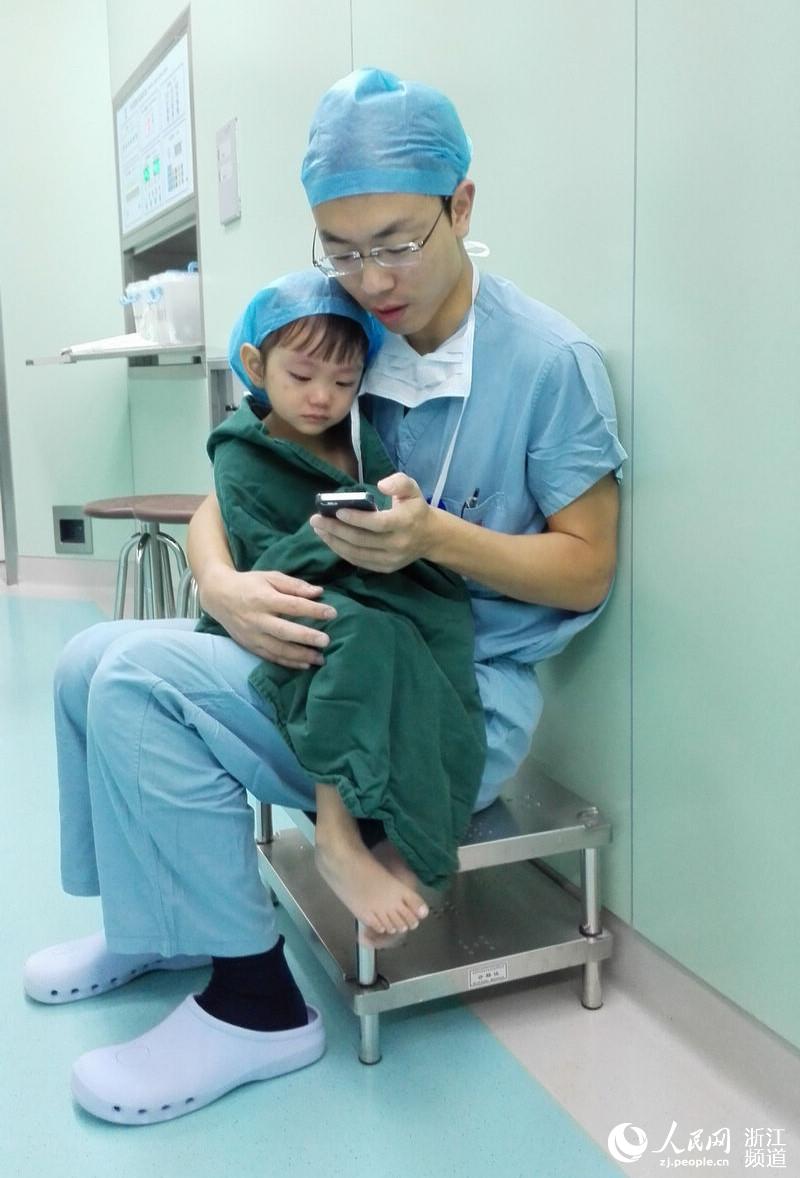 手术室与医生叔叔一组暖心照片刷爆朋友圈的小