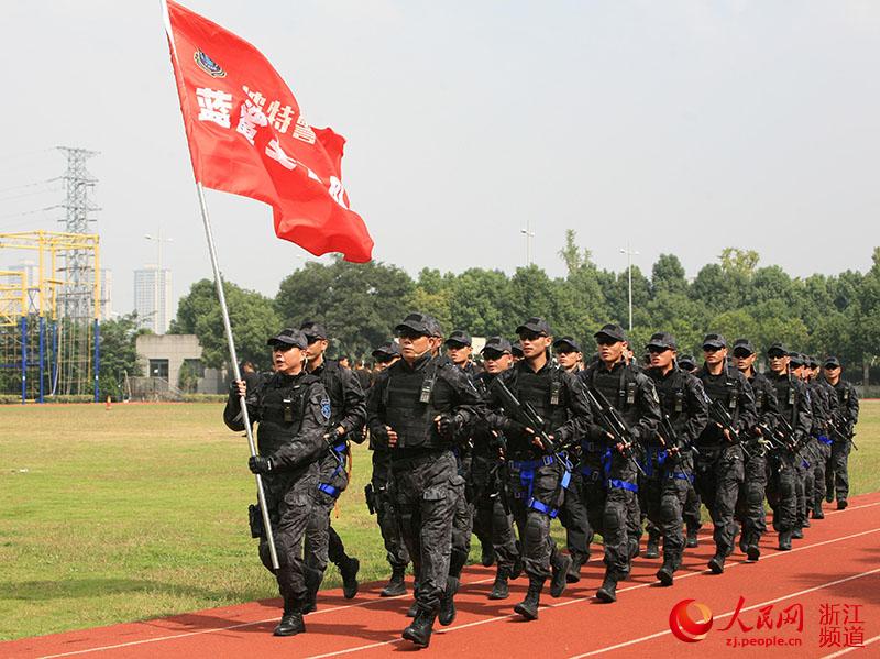 宁波公安特警举行蓝鲨突击队授旗仪式(图)