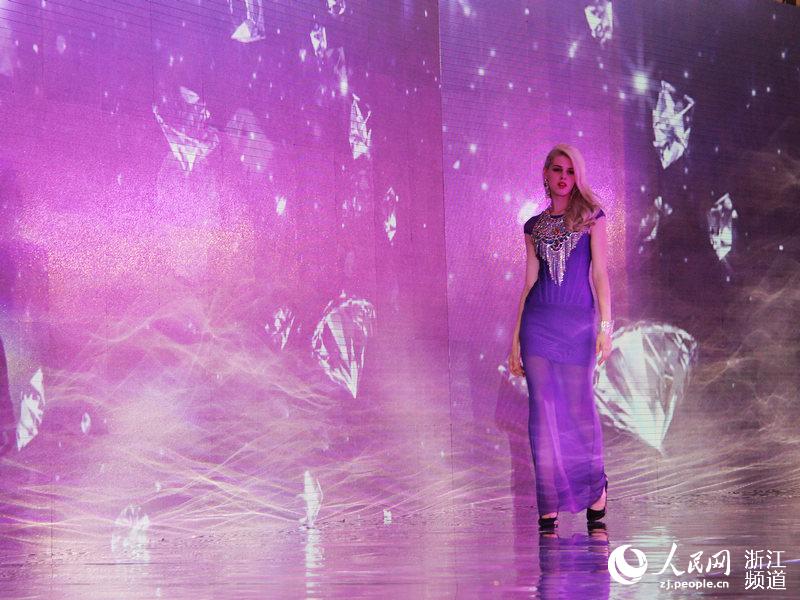 2016中国小商品城流行趋势发布会举行豹纹提