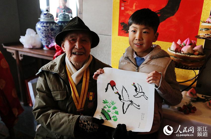 “太爷爷，希望您福如东海，寿比南山。”8岁男孩陆冠洲给钱老画了一幅画，上面是丹顶鹤和松柏。他的太爷爷丁济生和钱青还是黄埔的同学。