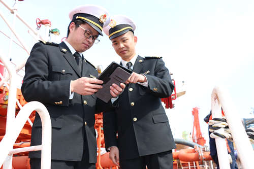 宁波海关物流移动单兵系统完成首票船舶登临检
