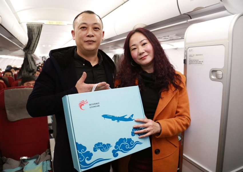 这个航班好特别,怎么乘务员都是男生呀?还是头一次遇到飞机上全是男乘务员,真新鲜啊! 3月8日,长龙航空GJ8881杭州-昆明和GJ8691杭州-重庆两个航班上,清一色男乘务员引起了旅客们的注意。原来这是长龙航空为庆祝三八节而开展的绅士男乘、用爱飞行主题航班活动,航班上的绅士服务让旅客体验一段特别的旅程。