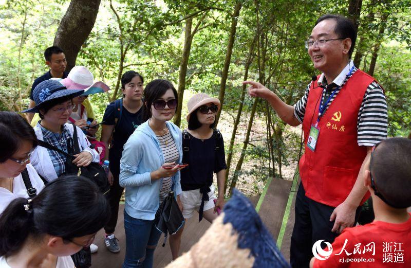 浙江仙居县委书记单坚当导游,带游客玩转神仙居.