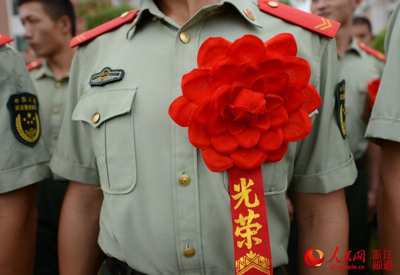 胸前的大红花是老兵退伍的标志