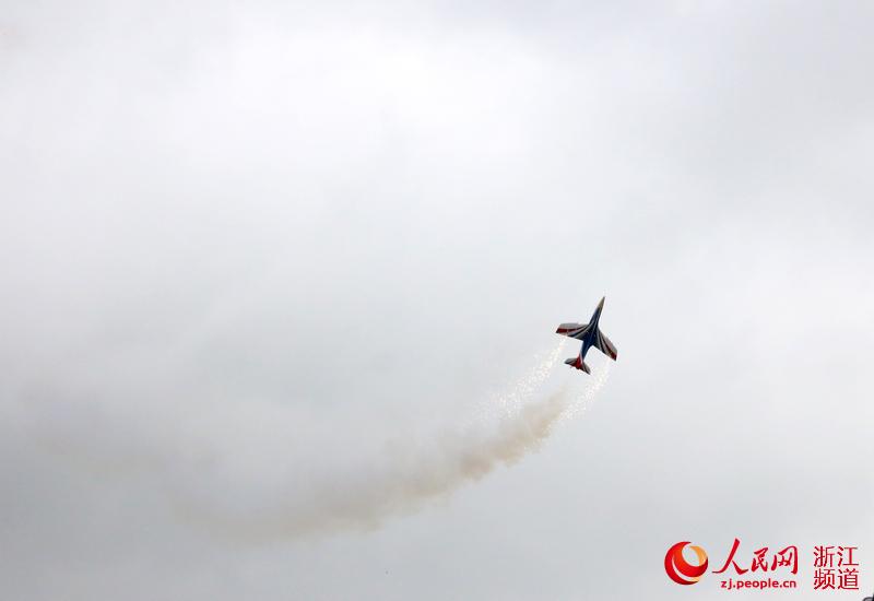 人民网湖州10月19日电 (王丽玮)超越、翻滚、穿越、冲刺空中一架架无人机从头顶急速飞过,时不时来几个高难度的动作。今天,歌尔杯--第四届国际无人飞行器创新大奖赛暨安吉2016航空嘉年华活动在浙江安吉天子湖镇拉开帷幕,惊险刺激的比赛让观众目不暇接,大呼过瘾。 据中国航空协会秘书长吴松介绍,本届大奖赛包括固定翼类竞技赛、旋翼类竞技赛、中国遥控飞行器竞速巡回大奖赛-安吉站等。约80支国内外队伍参赛,近8万人次现场参观。本届大奖赛总奖金额为人民币127万,其中固定翼赛设竞技大奖,奖金额创历史性新高,为人民