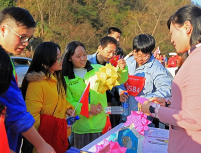非遺項目仙居無骨花燈現場表演為選手加油     

        有“中華第一燈”美譽的仙居針刺無骨花燈起源於唐朝，是一種純粹的工藝燈，燈體不大，高約40厘米，燈體用紅綠兩道土紙粘貼而成，沒有一絲骨架。每盞燈由10至58個燈面組成，凹凸成像，並用繡花針刺成各式花紋圖案，針工之精細達到每平方厘米50孔以上。    它重夜彩，夜間觀燈，燈體玲瓏剔透，各式花紋圖案透過針孔熠熠生輝，一燈制成需經過繪圖、粘貼、燙紙、剪樣、裝訂、鑿花、拷貝、刺繡、豎燈、裝飾等10多道工序。    無骨花燈的獨特工藝還表現在它的式樣上，它有單體小燈和組合杠燈兩大類。單體小燈可制成各種造型的荔枝燈……【更多】
     