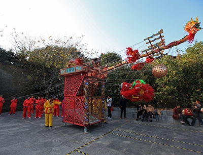 “九獅挪球”驚艷徒步迎新活動 引人拍手叫好
     
        隨著激烈的音樂節奏，“九獅”凌空飛舞，你爭我奪，誰都不肯退讓，節節精彩的表演引來了人們的陣陣掌聲和歡呼。表演內容還包括群獅搶球、單獅戲球、雙獅挪球、繡球開苞、明珠落盤、三獅會宴等形式。獨特的道具、鮮明的服飾和優美的音樂舞姿，構成了這些精彩的表演。    九獅挪球自乾隆下江南時流傳至民間，后成趣味獨特的民間藝術。用毛竹制作骨架，用紅綢布裝裱成形態逼真的獅子。再將一隻主獅和九隻小獅分別組裝在2米，寬1.2米，前傾60度的木架上。各獅分別由線控制。出游時，按鑼鼓節奏由2人拉線操作主獅，九人分別拉線操作小獅。九頭小獅就會跳、躍、騰、扑，爭搶噙在主獅口中的圓球……【更多】
     