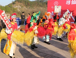 “跳跳馬”喜迎新年 成徒步迎新活動一大亮點

     
        跳跳馬是仙居的一項民間藝術活動，馬隊由20多人組成，扮演者騎著馬匹按一定陣式跑動。跳跳馬的馬燈以竹篾作骨架，用紙糊成。分前后兩半系於扮演者腹背部。馬頸系有兩個馬鈴，馬色有大紅、花紅、青、黃、藍、白、花黑等，用半寸寬的有色碎紙條貼上。前有馬旗(由帶馬人迎著)，高l米，寬10余厘米，頂端兩側各挂一盞針刺無骨燈。    跳跳馬的形成源於一個叫“泥馬救康王”的民間傳說。相傳宋趙構年間，番邦金兵南下，朝廷奸臣當道，百姓民不聊生，康王趙構被逼單騎南下逃跑，當逃到長江邊時，已是亥時，人困馬乏，隻見江水舀滔，沒有船隻供他過江……【更多】
     