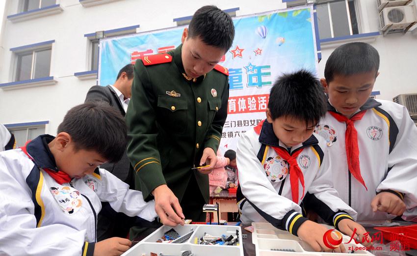 边防官兵与学生们参与“美丽庭院”创意制作竞赛。