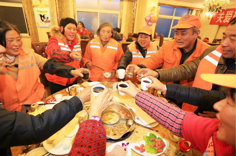 宁波餐馆老板请260名环卫工吃年夜饭:以后年年