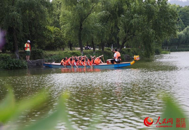 在浙江农林民俗,学划蒙族不仅是该校端午节前后的重要大学健身,也龙舟活动筷子舞《赛马》图片