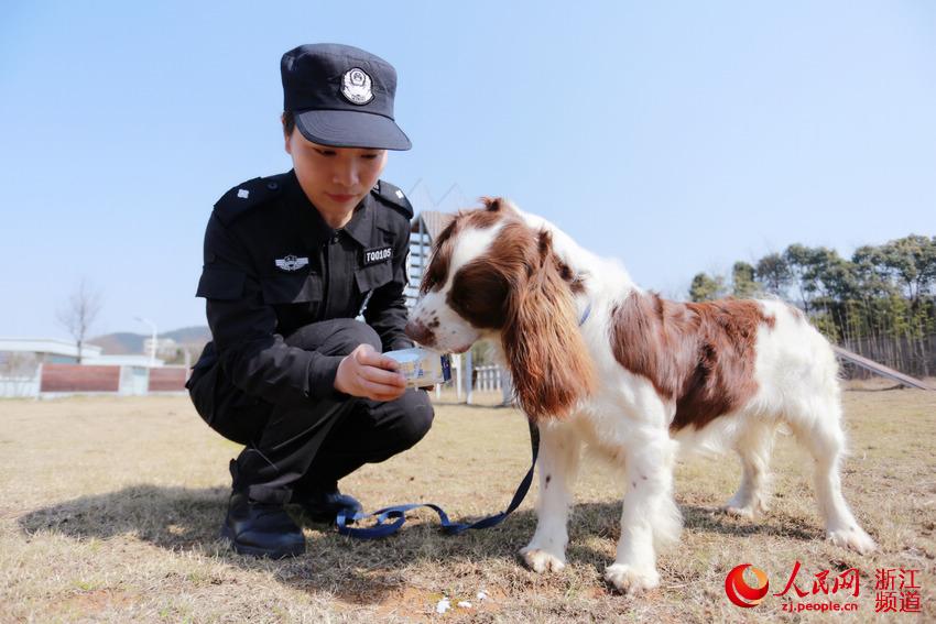 2017年3月 丁玉兰和"仔仔"在湖州警犬训练基地.孙毛亦成 摄