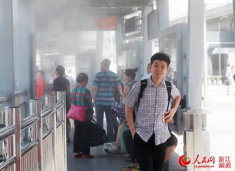 宁波高温持续 公交站台喷雾降温