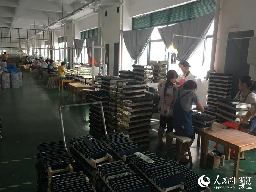 水晶企业整合入园后，员工们都在敞亮的车间里工作，相比原来的小作坊，工作环境好了很多，员工们的心情也好了很多。
