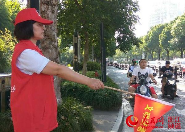 建行湖州分行参与文明交通劝导志愿服务活动