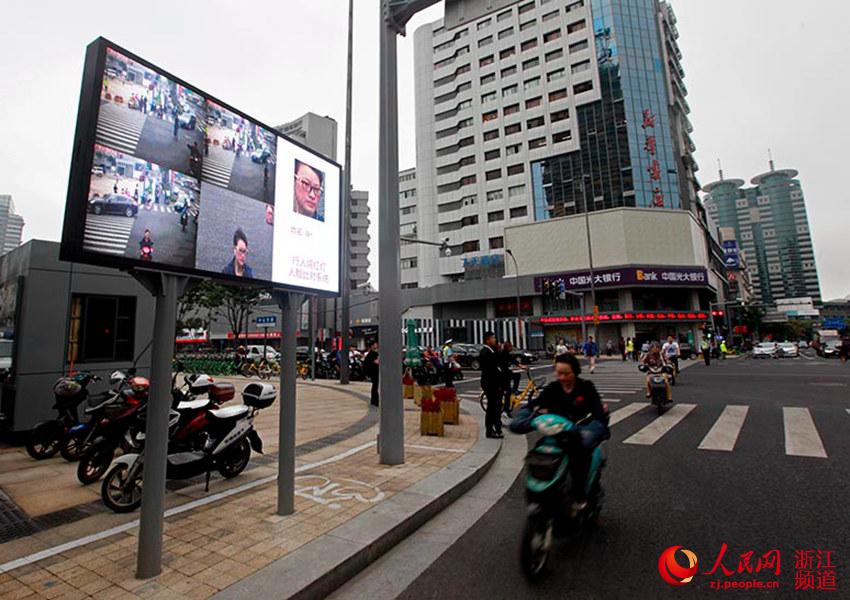 10月11日，设置在宁波市中山路与开明街路口的“人脸识别”新型抓拍系统。