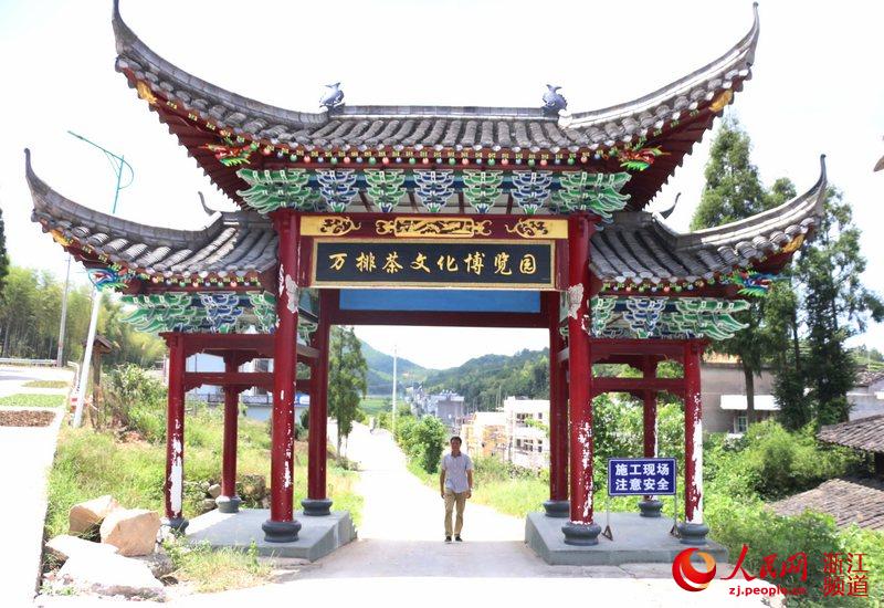 在科技特派员建议下,谢细和还走上了农旅结合发展道路。图为他在查看当地茶文化博览园建设。