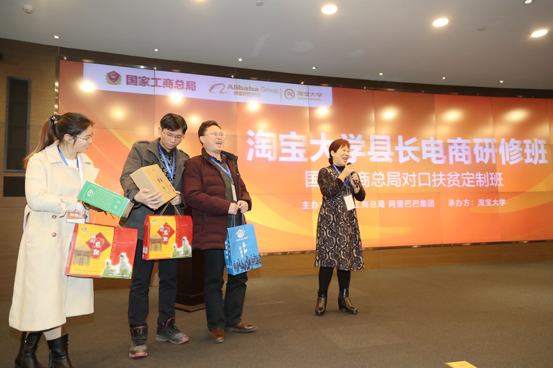 江西省泰和县电商分管领导邓复玲(右一)称今天她就是“店小二”,要为泰和白凤乌鸡代言。