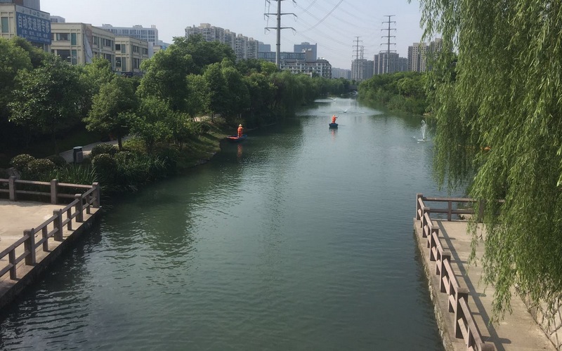 如今的十字港河碧波荡漾，风景怡人。