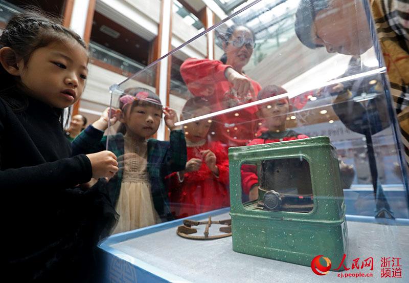12月3日，一款五更机吸引孩子们的关注。章勇涛 摄