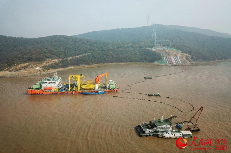 世界首个500千伏交联聚乙烯海缆敷设工程现场。国网浙江电力供图