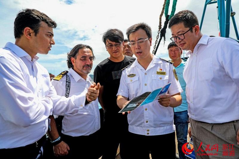 9月2日，宁波海事局执法人员（右三） 在象山石浦一艘渔船上向外籍船员、当地渔民普及防碰撞安全知识。章勇涛 摄