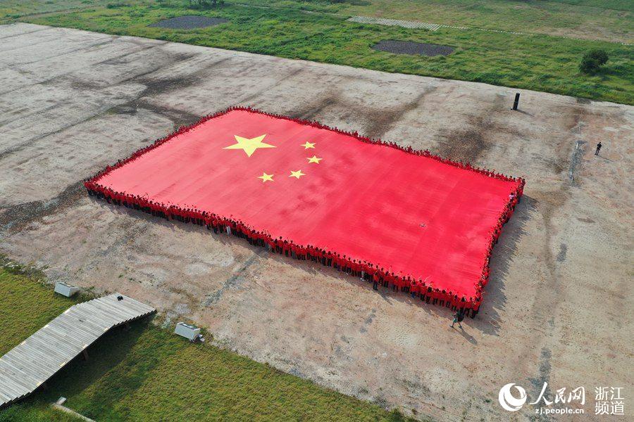共擎千方大国旗 庆祝新中国成立70周年华诞
