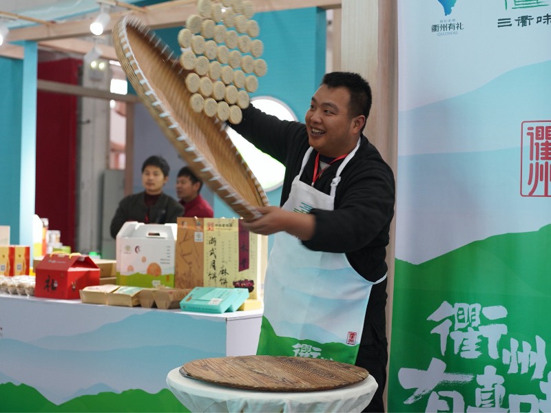 現場商家為顧客展示麻餅制作技藝。李元俊 攝