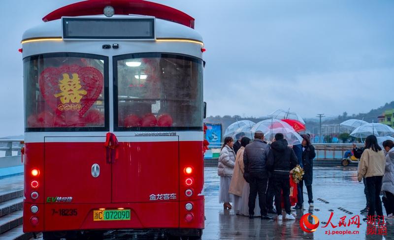 新能源“鐺鐺車”變身“婚車”，簡單卻不失浪漫。圖片由受訪者提供