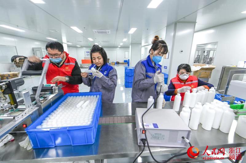 湖州南潯：志願者助力企業趕制消毒水 全數捐助武漢