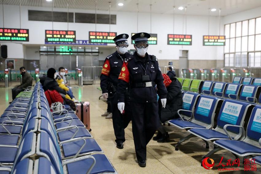 民警在候車室巡邏。