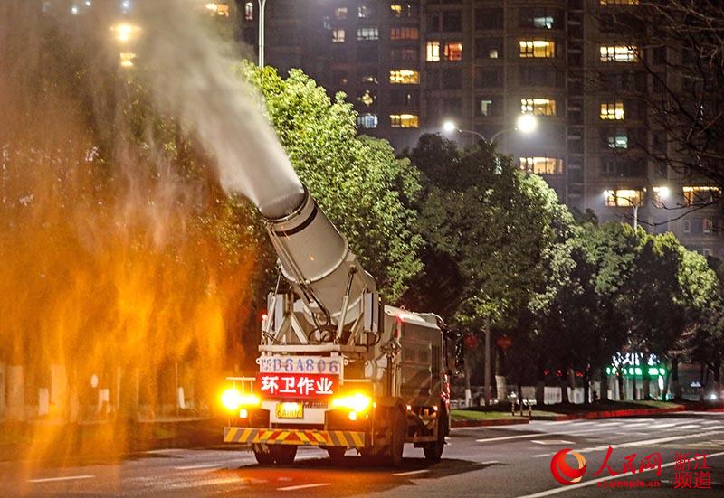2月8日晚，一輛霧炮車正在寧波市江北區的道路上向空中噴洒消毒水。章勇濤 攝