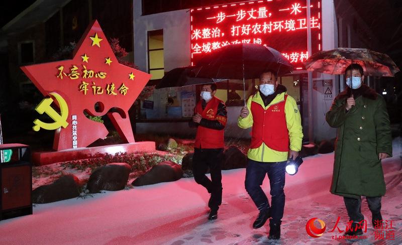 党员志愿者顶风冒雪排查疫情.王正摄