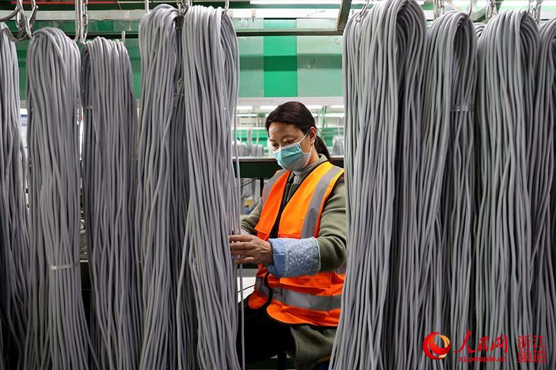 2月28日，在慈溪市萬能電子有限公司，來自貴州黔西南布依族苗族自治州的宋大香在車間裡工作。 章勇濤 攝