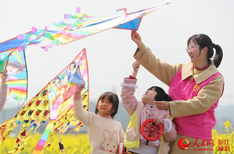 志願者帶領孩子們放風箏。王正攝