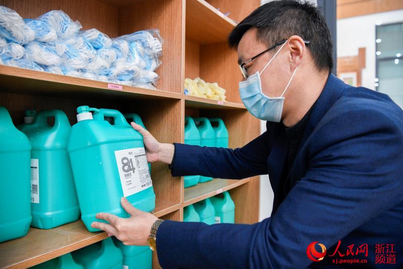 小學老師正在檢查防疫物資。