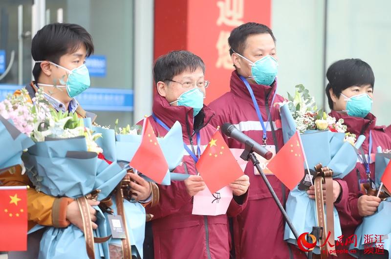 中國赴意大利抗疫醫療專家組組長裘雲慶副院長簡要報告情況。