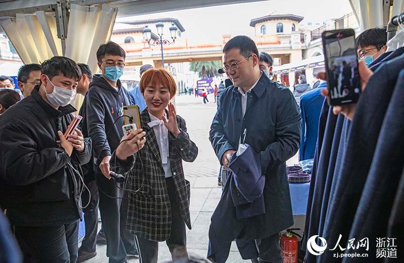 4月4日，寧波市奉化區副區長陳錦杰（右一）與“淘寶”主播一起，吆喝奉化的名品、美景、美食。章勇濤 攝