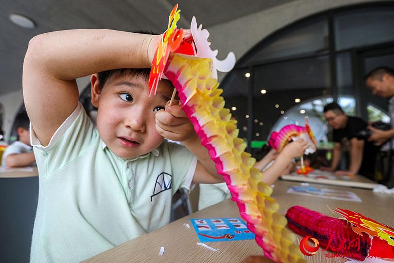 6月12日，宁波市奉化区第一实验幼儿园的孩子们在制作奉化布龙。章勇涛 摄