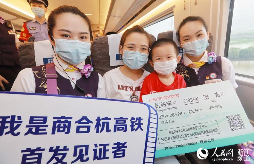 杭州東至安吉G9398次首發列車上，乘務人員和旅客在車廂合影。周圍  攝