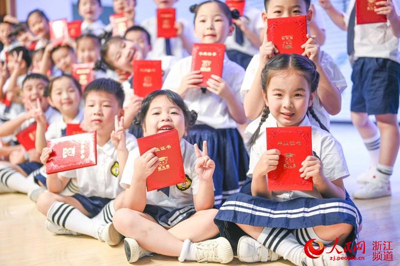 湖州南潯：幼兒園舉行畢業禮 小童“放飛希望”