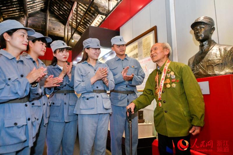 91歲的抗戰老兵劉玉璽正在為青年黨員講述英雄故事。譚雲俸 攝
